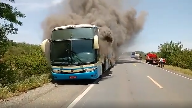 Ônibus da Novo Horizonte pega fogo próximo a Oliveira dos Brejinhos-BA Ônibus da Novo Horizonte pega fogo próximo a Oliveira dos Brejinhos-BA