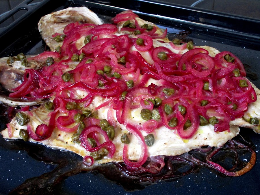 Pargo al horno con cebolla, alcaparras y limón