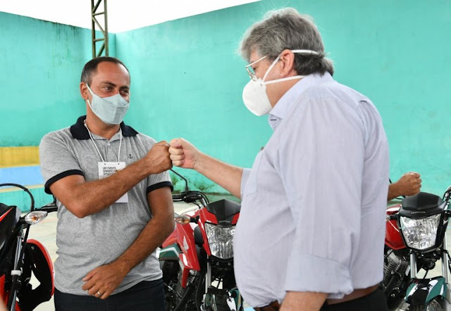 Geração de Emprego: João Azevêdo acompanha entrega de 19 motos para profissionais de Riachão do Poço
