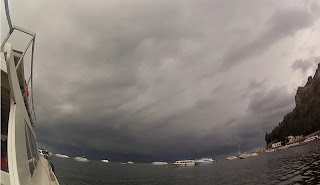 O horizonte para onde iríamos estava todo nublado.