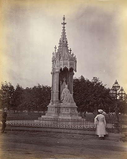 व्हिक्टोरिया  राणीचा पुतळा.