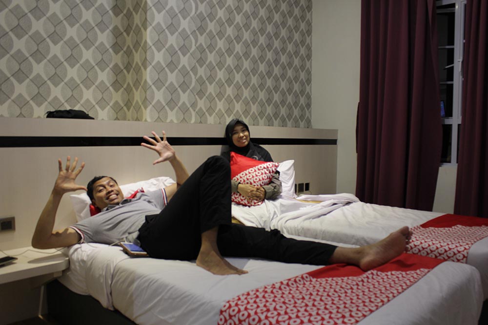 Orang di hotel. Orang di hotel. Orang di hotel. Orang di hotel. Single bed in a hotel.