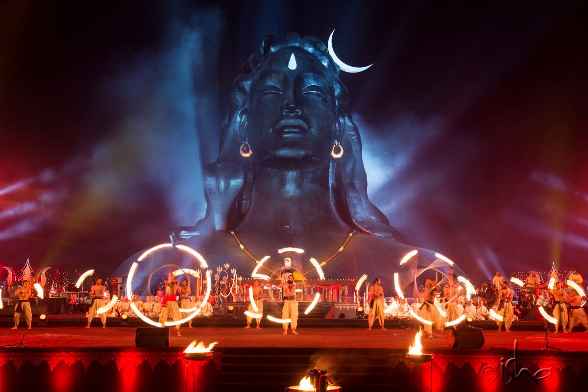 Махашиваратри в 2024 году какого. Махашиваратри Иша. Махашиваратри в Индии. Махашиваратри Садхгуру. Великая ночь Шивы «Маха-Шиваратри» (Maha Shivaratri) - Индия.