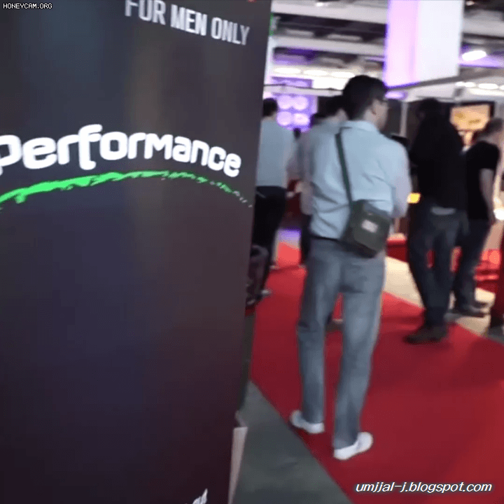 해외 성 박람회의 체험 부스 - 디쁠