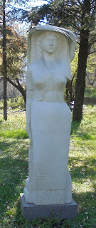 το γλυπτό Γυναίκα φορώντας την Σλαβομακεδονική Φορεσιά του Boro Mitriceski στο Μαυσωλείο του Τίτο