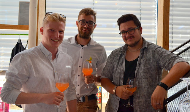 Der Cocktail leuchtet wie der karibische Abendhimmel