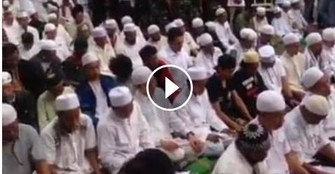 VIDEO: Dua Petinggi Ini Ikut Laksanakan Sholat Berjamaah Bersama Ratusan Ribu Umat Islam Di Jakarta