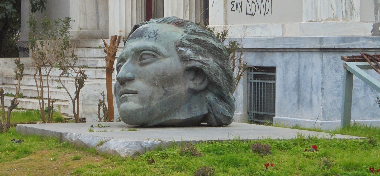 το μνημείο της εξέγερσης του Πολυτεχνείου στον προαύλιο χώρο του ΕΜΠ
