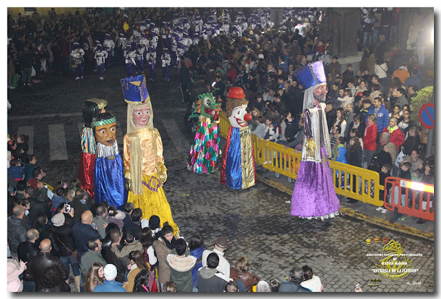 Grupo de Gigantes y Cabezudos