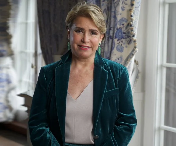 Grand Duchess Maria Teresa is honorary president of the Cancer Foundation. Duchess wore a velvet green blazer and a beige asymmetric v-neck top