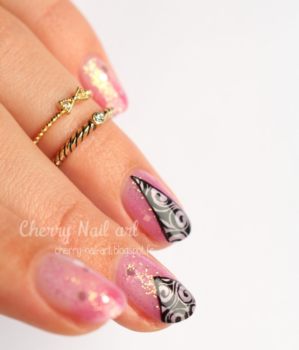 nail art paillettes dégradé transparent et triangles arabesques