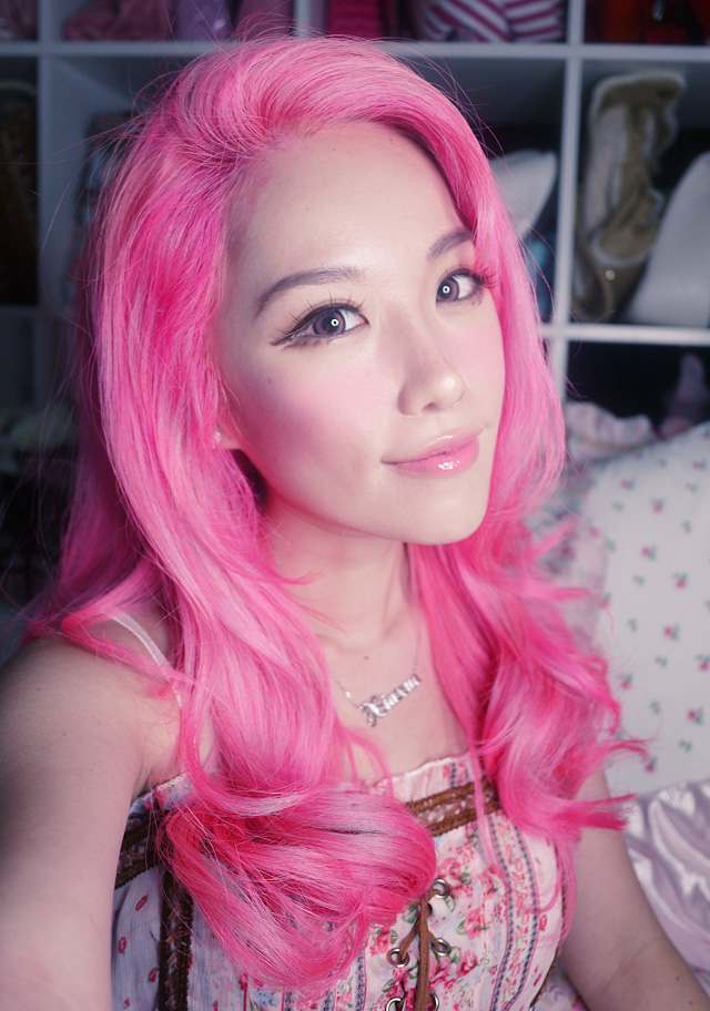Блоггер с розовыми волосами