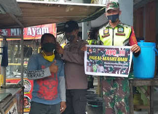 Petugas Gabungan Kecamatan Kradenan Blusukan Pasar, Bagikan Masker, Sosialisaikan 5M
