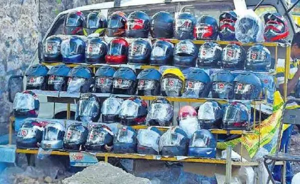 News, Kerala, Police, Seized, Helmet, Vehicle Inspectors, GST, ISI, Selling, Seized Selling Fake Helmet in Street