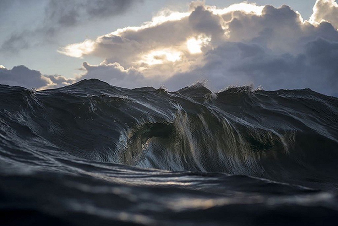 Изгиб океана. Уоррен Килан волны. Огромные волны в океане.
