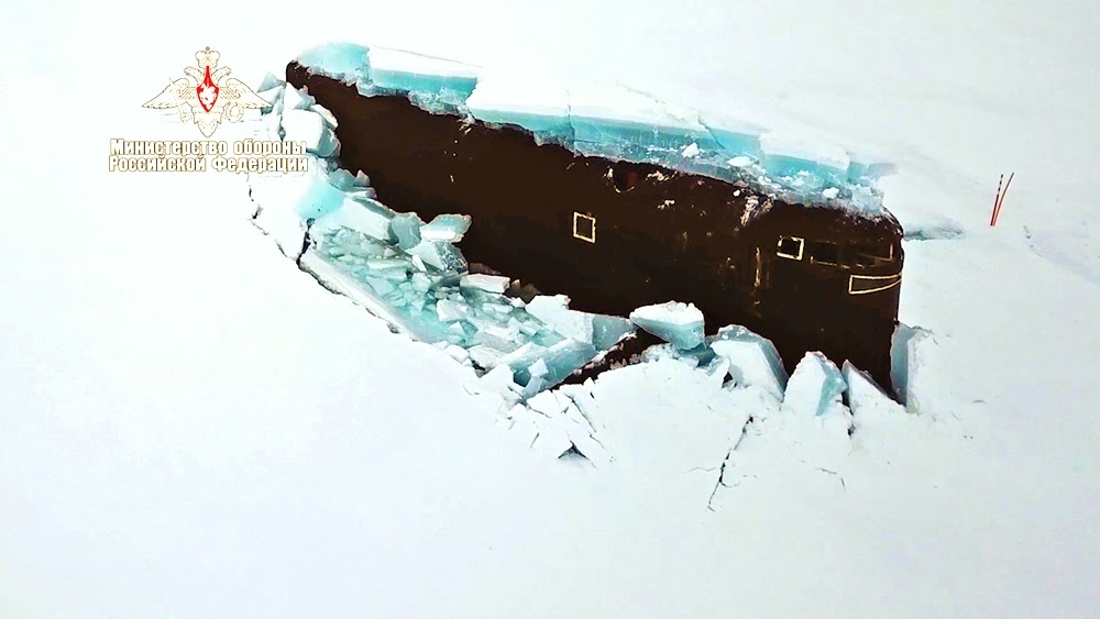 Айс фор. Русская Арктика: лед, кровь и пламя. Подводная лодка пробивает лед рисунок.