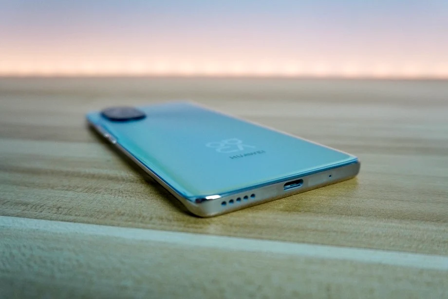 Huawei Nova 8 Unboxing: Ports and Buttons
