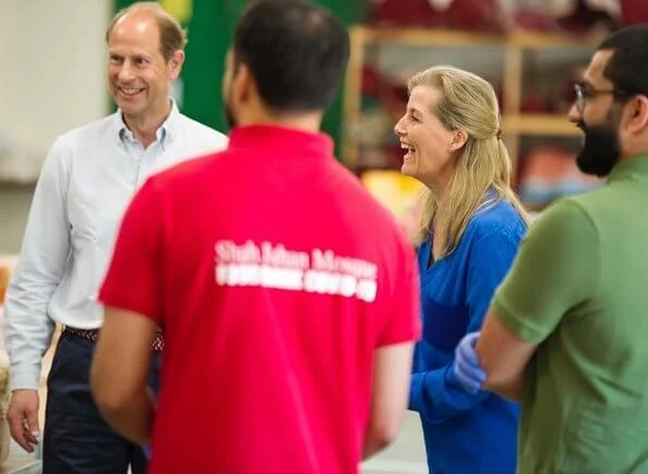 The Earl and Countess of Wessex joined volunteers at Shah Jahan Mosque, where they helped pack food parcels