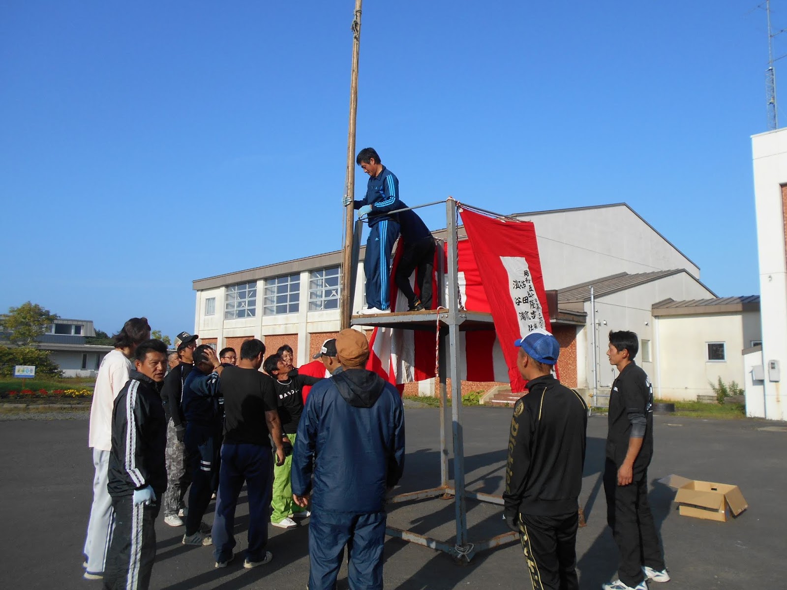落石小学校ブログ 盆踊りやぐら立て