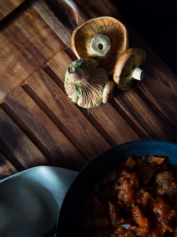 Manitas de cerdo en salsa con setas