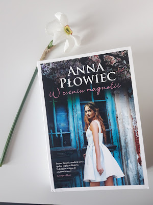 Anna Płowiec "W cieniu magnolii".