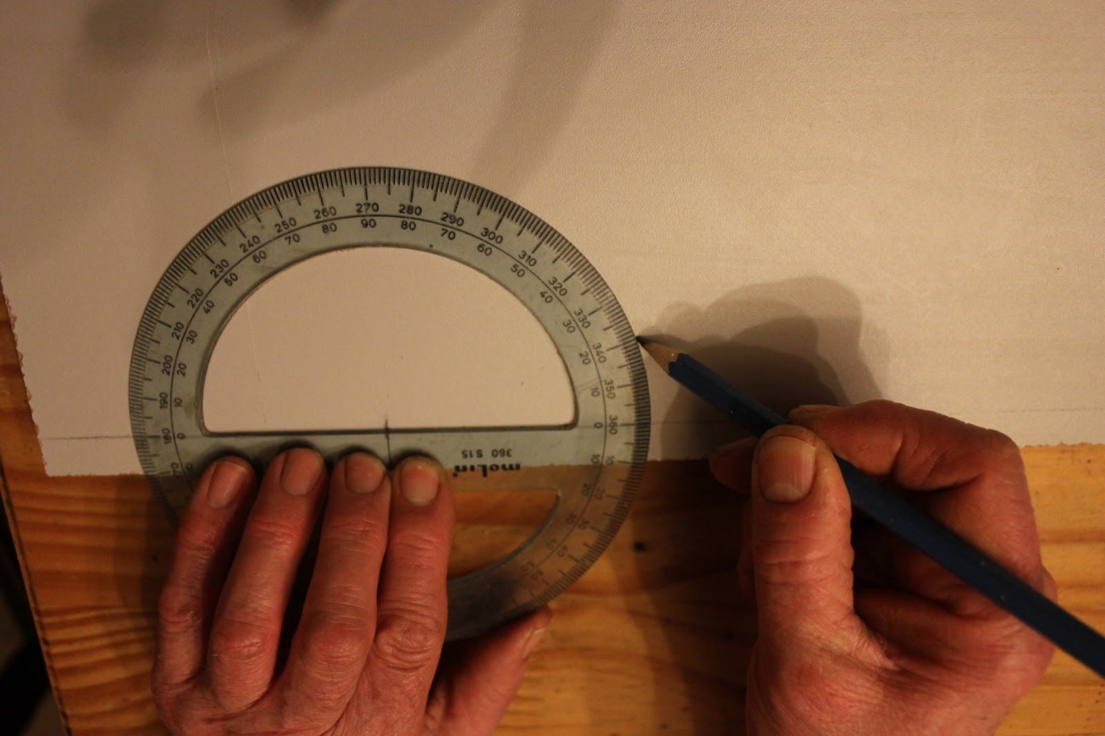 Sharpening knives using my homemade honing guide flashlight method