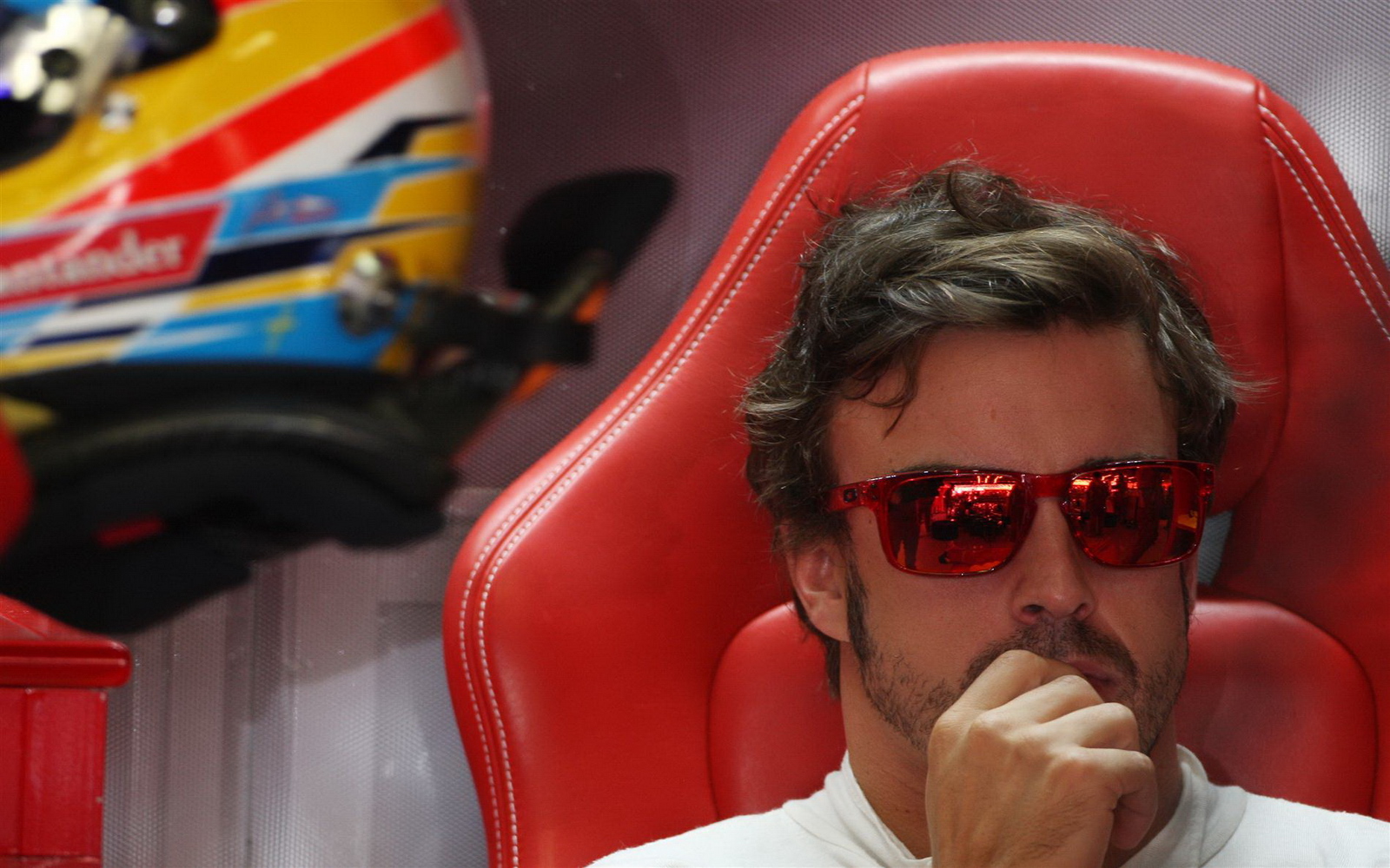 Фернандо алонсо камеди клаб. Фернандо Алонсо отдыхает в кресле. Фернандо Алонсо Гран при Италии 2012 с камерой. Алонсо отдыхает.