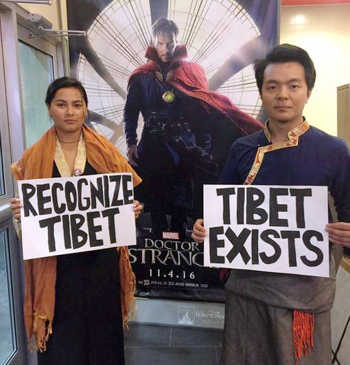 Protesta de activistas durante el estreno de Dr. Strange de Marvel en 2016 por quitar a un personaje nacido en el Tibet / TWITTER
