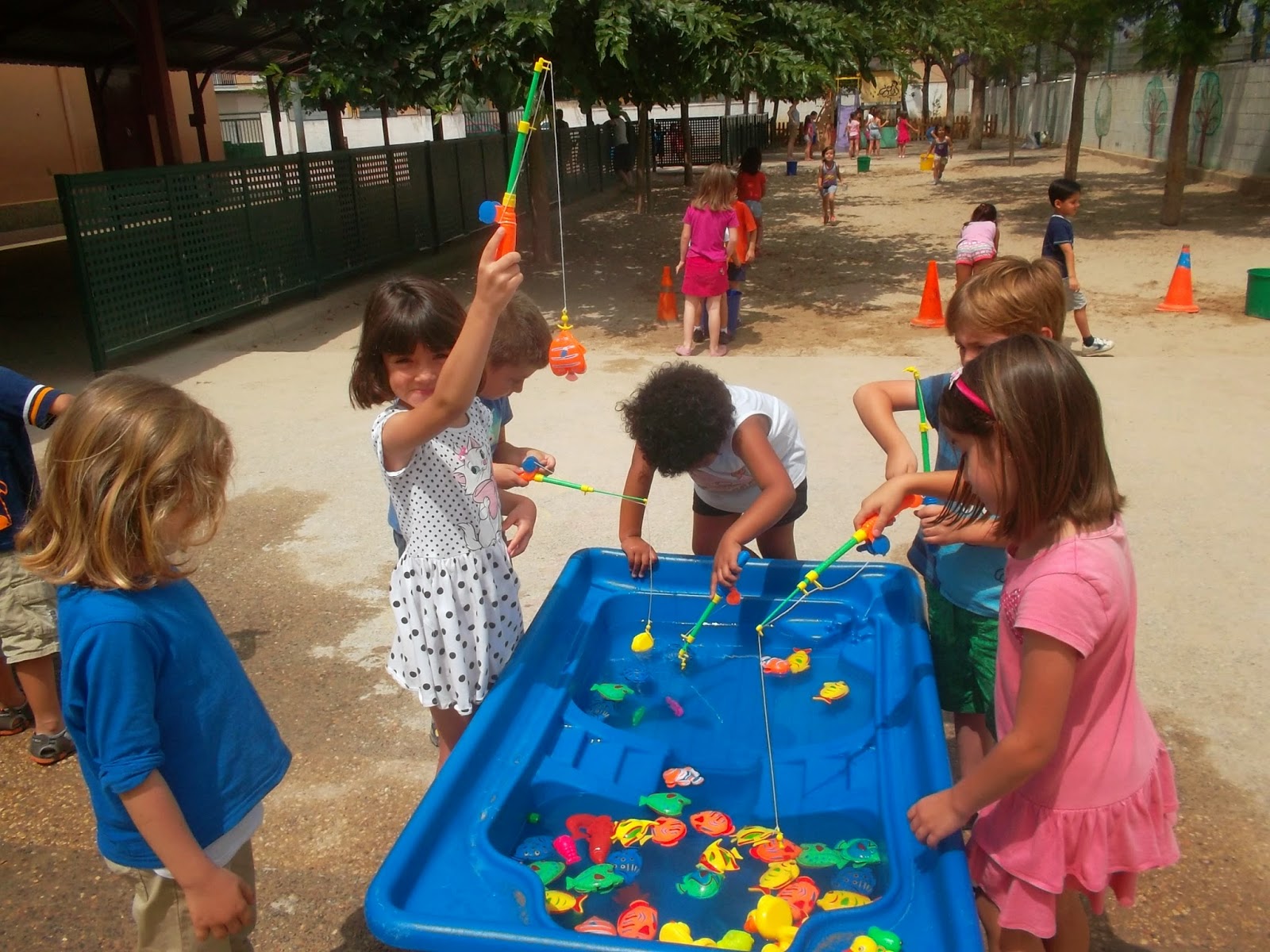 LA CLASE DE LOS COCODRILOS JUGAMOS EN EL PATIO CON AGUA
