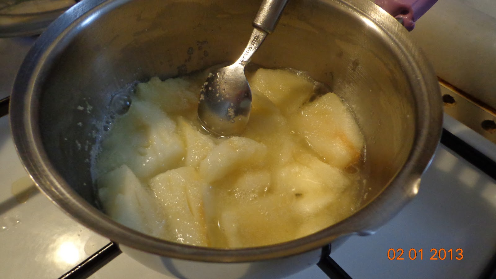 ojeli solucan )) BEBEKLER İÇİN ARMUTLU İRMİKLİ MUHALLEBİ..