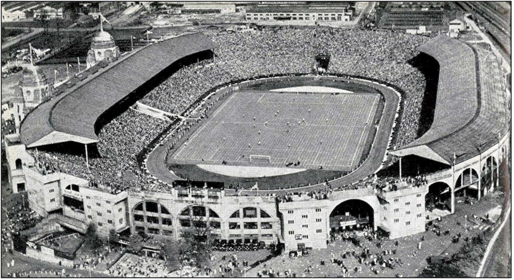 Стадион уэмбли старый. Стадион Уэмбли 1923 год. Уэмбли стадион старый. Уэмбли 1948. Стадион Уэмбли 1966 года.