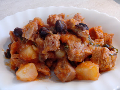 spezzatino di soia al pomodoro con capperi, olive e patate