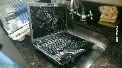 Schreibflaute witzig - Laptop reinigen im Waschbecken Schreibflaute witzig - Laptop reinigen im Waschbecken