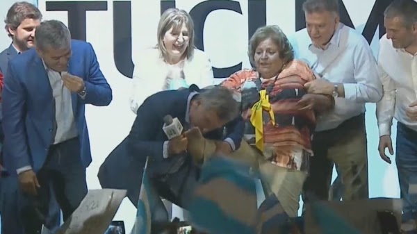 El oscuro pasado de la ''Cenicienta'' a la que Macri le besó el pie El oscuro pasado de la ''Cenicienta'' a la que Macri le besó el pie