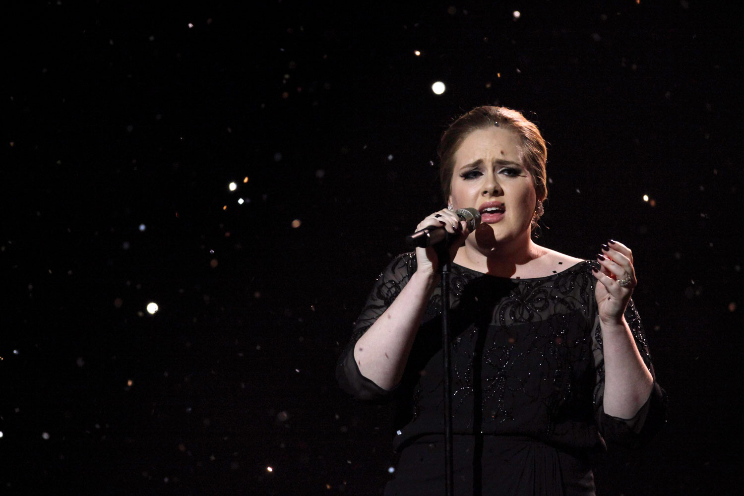 http://1.bp.blogspot.com/-33EIY4tp1q0/TVxN09U3EgI/AAAAAAAAAu4/S826uYJKz8k/s1600/Adele+Brit+Awards+2011+Someone+Like+You.jpg