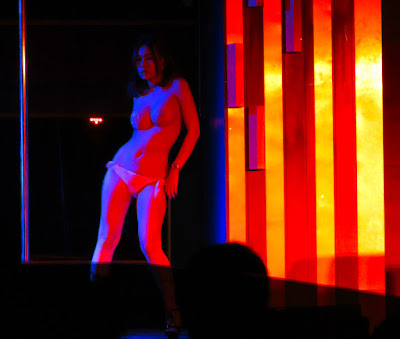 Pretty Thai show girls and a sexy show in Phuket Town