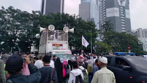 Mobil Komando FPI Dilarang Mengarah ke MK, Massa Dorong-dorongan