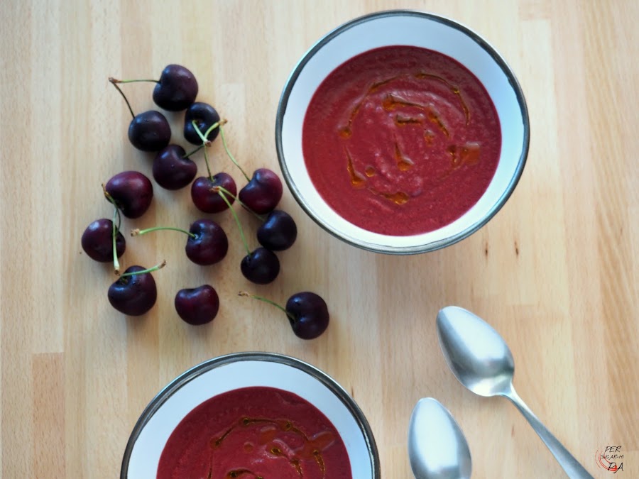 Sopa fría de verano con la base del tradicional gazpacho (tomate maduro, pimiento verde, pepino, cebolleta y ajo) y cerezas.