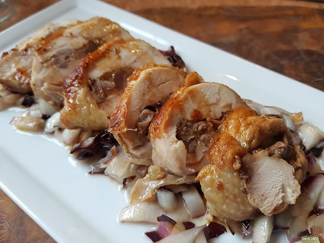 Anchette di pollo ripiene di rigaglie al Vin santo, con radicchio tardivo di Treviso