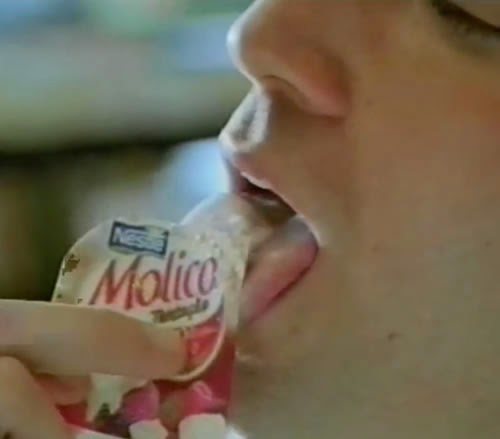 Mulheres independentes e despojadas em criativa campanha do iogurte Molico, da Nestlé.