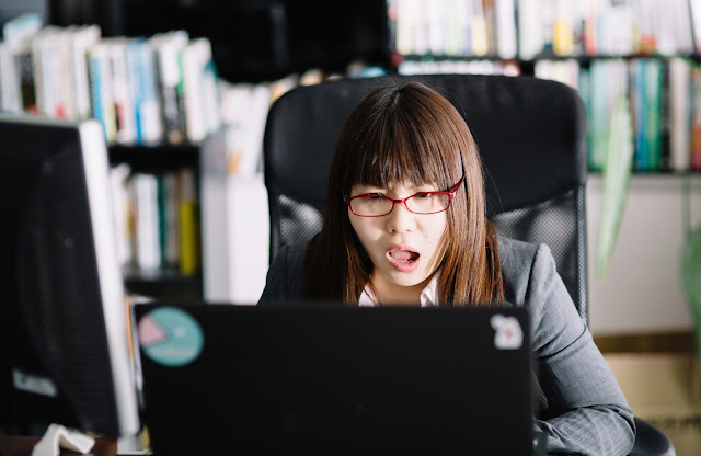 複雑なJavaScriptに絶望する女性 複雑なJavaScriptに絶望する女性