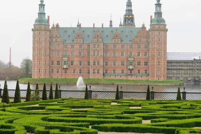 Copenhagen in winter: The palace gardens at Frederiksborg Castle