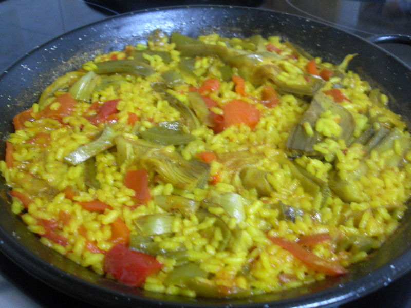 Paellera con arroz con verduras al curry.