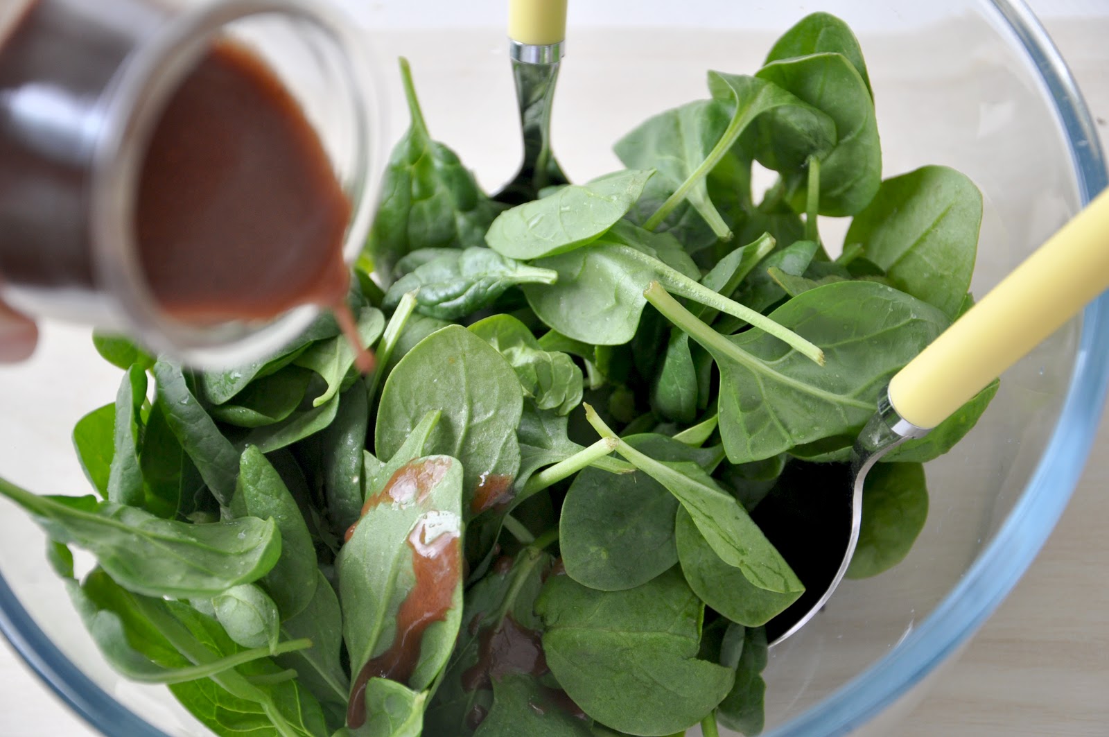 Fashion Gourmet Spinach, goat cheese & pomegranate Christmas salad