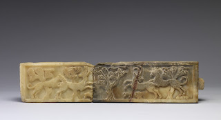 Walters Sanat Müzesi'nde MÖ 5. yüzyıldan kalma bir Güney Arap kabartmasında avlnan Arap parsı