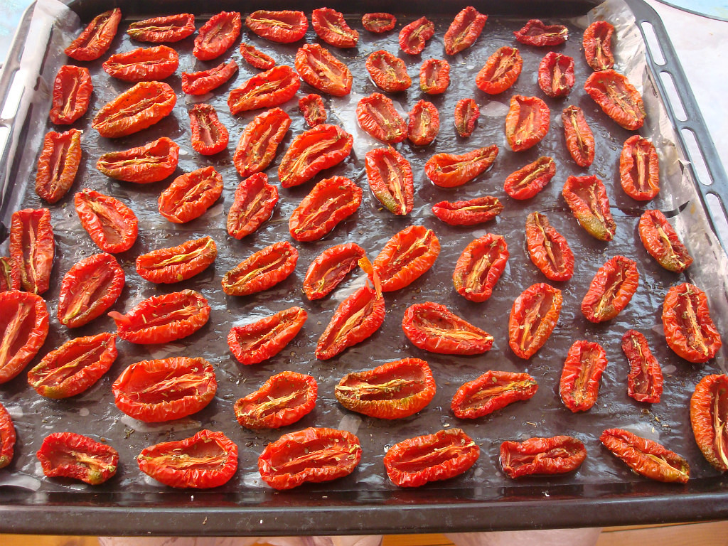 Вяленые помидоры на противне. Вяленые помидоры в сушилке Изидри. Вяленые помидоры на зиму в электросушилке. Вяленые помидоры в Изидри 1000. Вяленые томаты в сушилке для овощей рецепт