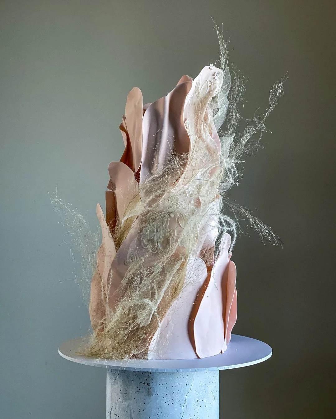 Wedding cakes that evoke a feeling of Raw love.