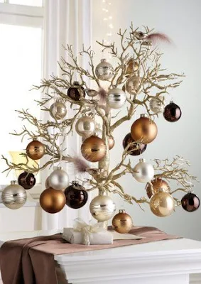 lindas ideias para fazer árvores de natal utilizando galhos secos.