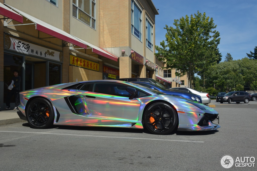 Lamborghini Aventador Spotted In Mind-Warping Holographic Wrap