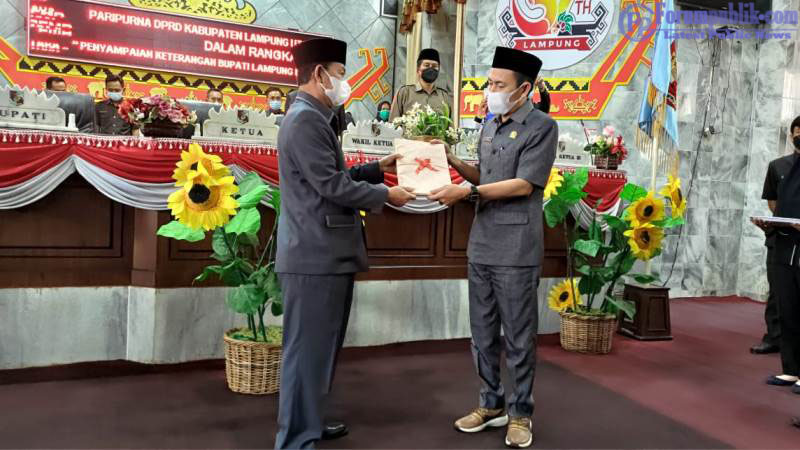 Bupati Budi Utomo Sampaikan LKPJ pada DPRD Dalam Rapat Paripurna
